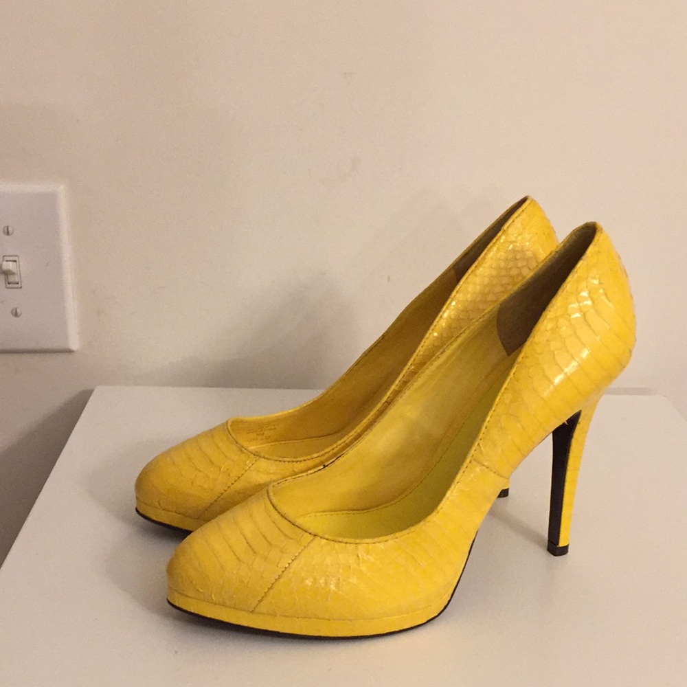 GUC  Ralph Lauren yellow snake skin Sz 10B